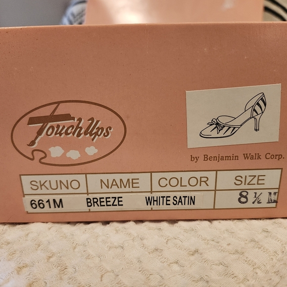 Vintage Touch Ups by Benjamin Walk - "Breeze" /Women's Size 8.5, white satin - Picture 7 of 8